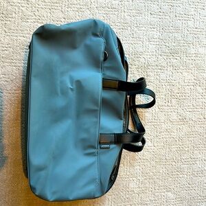 Great condition Away carry all bag many pockets to be organized!